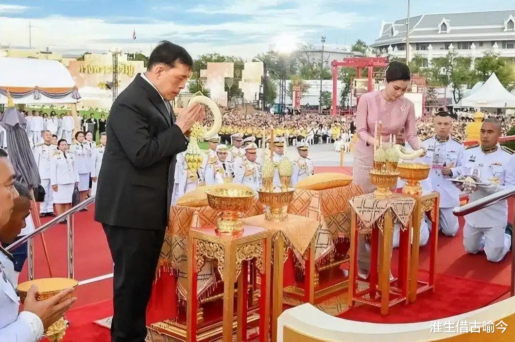 46岁泰国王后苏提达真实颜值曝光，失去滤镜肤色黄，手臂还有淤青