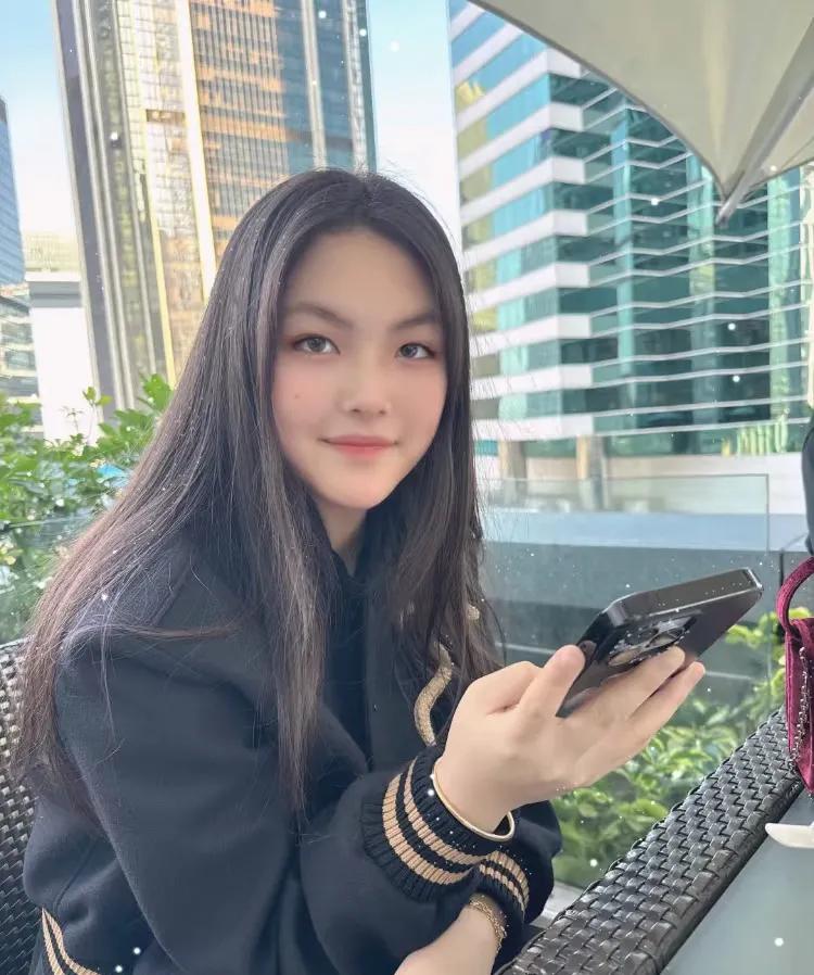 王岳伦送女儿开学!15岁王诗龄走老钱风却很显老,衣品还不如爸爸