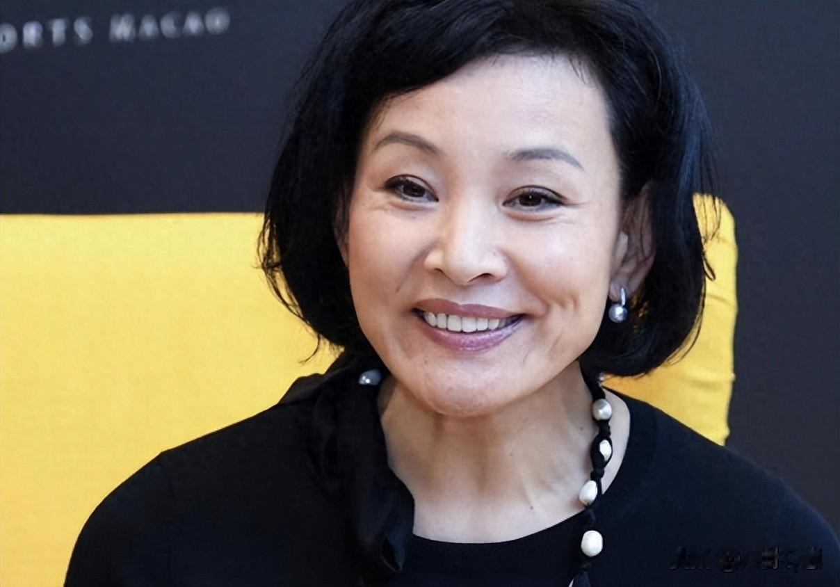 让春晚导演给全国观众道歉,入美国籍后却回国捞金,谁给她的底气