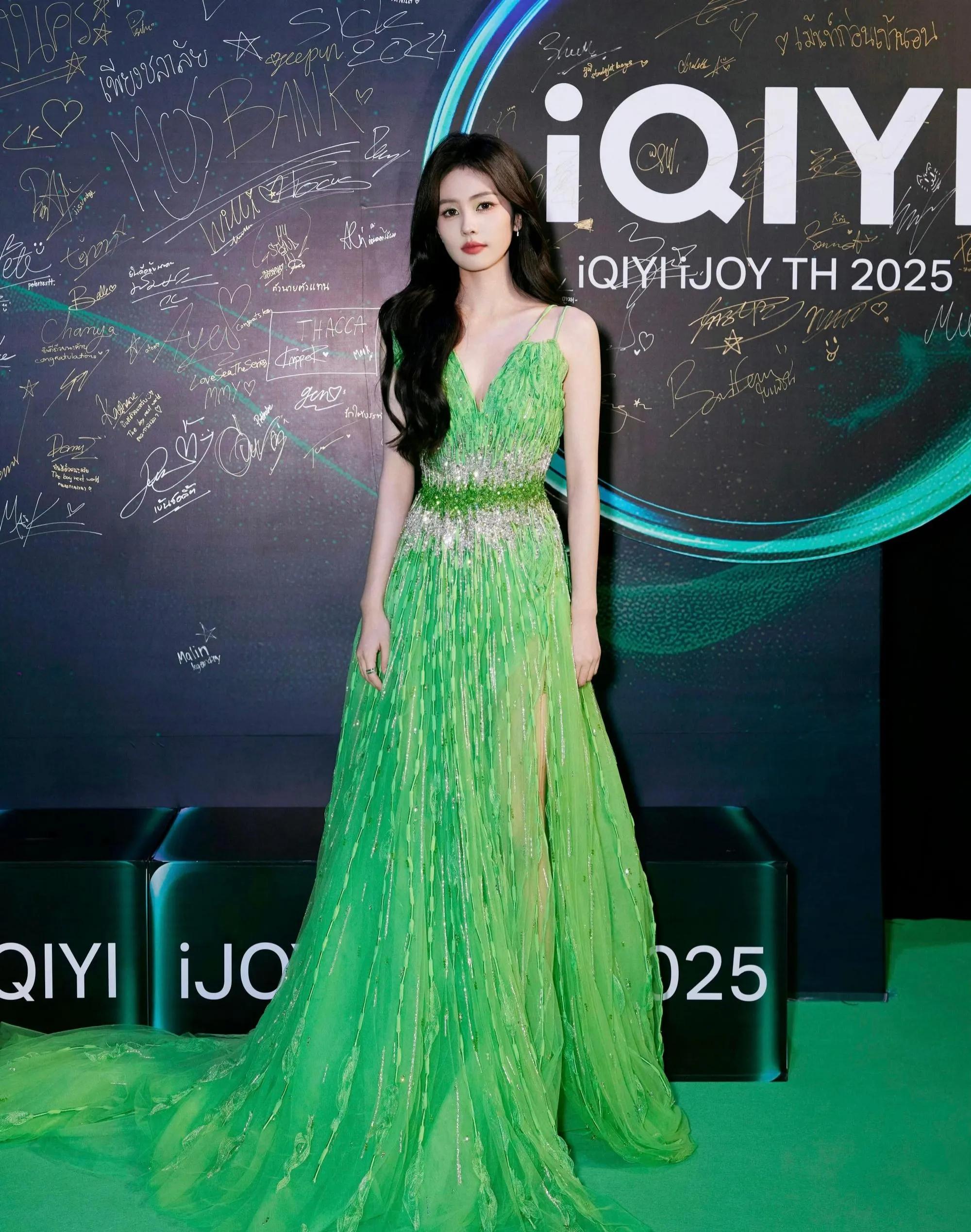 白鹿礼裙合集：简直行走的衣架子，穿什么都好看，符合大众审美