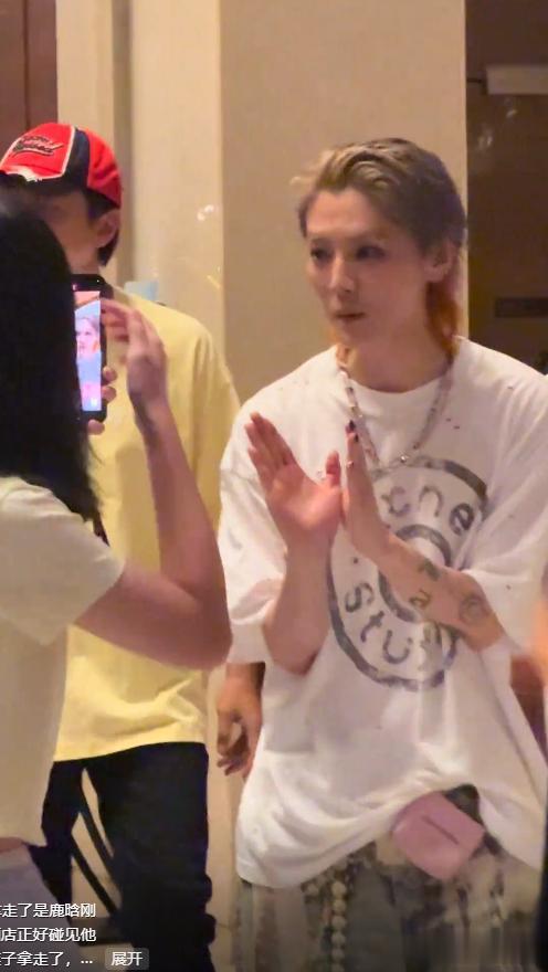 鹿晗逛公园被偶遇,走路扣肩驼背还一路拍照,邓超大裤衩拖鞋抢镜