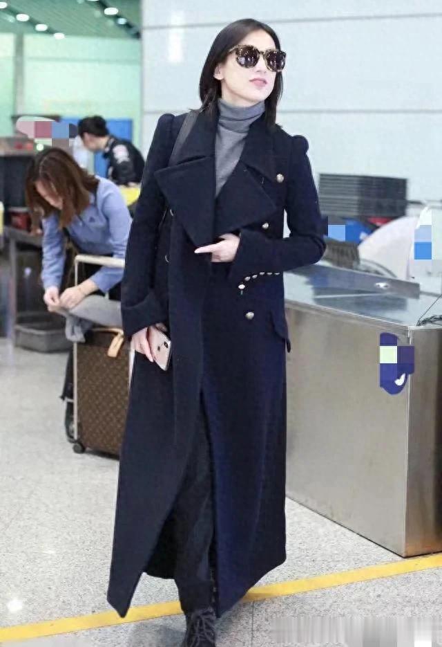 黄圣依的气质真是出挑！穿双排扣大衣内搭灰色高领衫，简约又高级