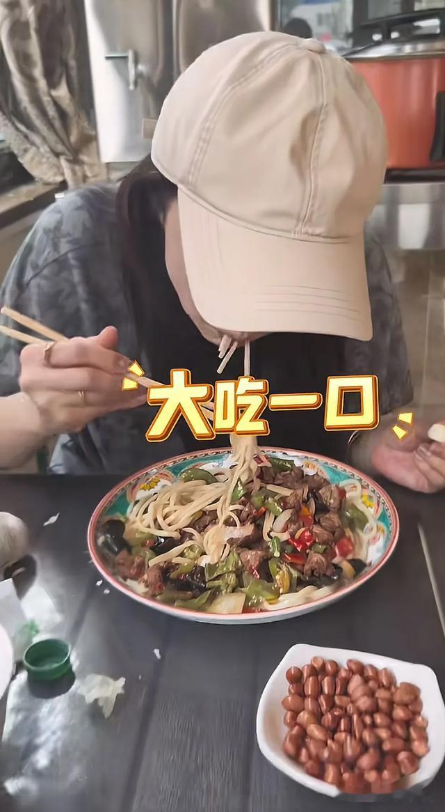 佟丽娅和董璇母女逛步行街!小酒窝像妈妈,董璇大口吃面好有食欲