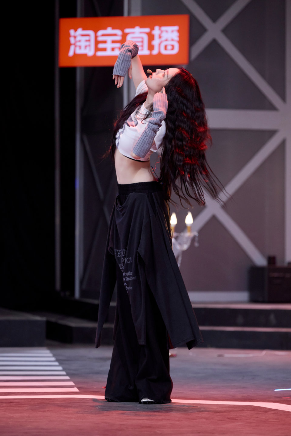 宋妍霏舞台露脐装穿搭，杀疯了，太美了