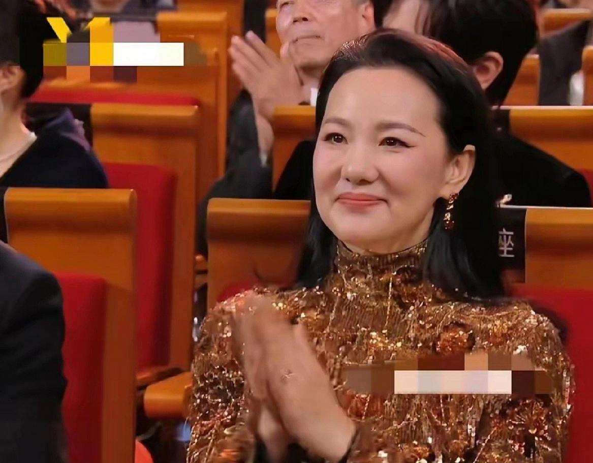 宋佳夺金鸡奖“影后”的瞬间，女演员间的微表情展现出一张人情网