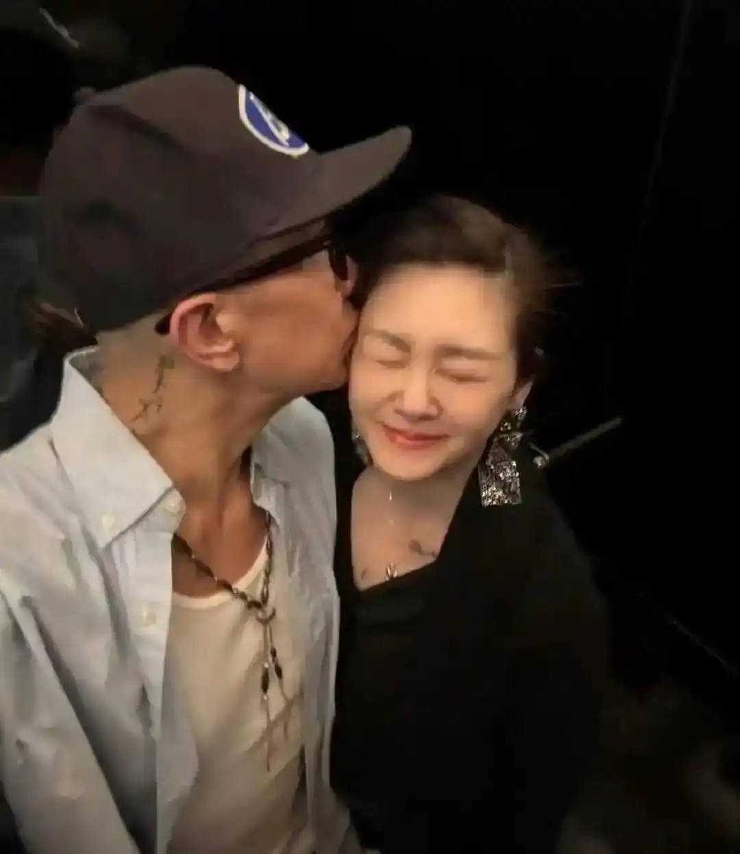 具俊晔又去探望大S,在墓前穿红靴子跷二郎腿,和友人热聊好惬意