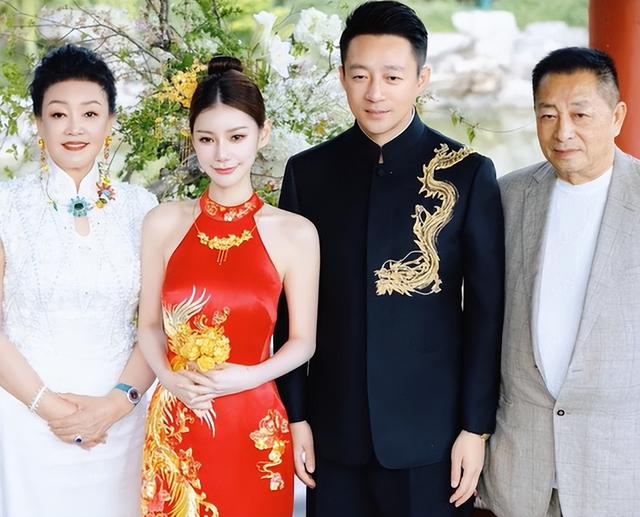 汪小菲婚礼高清照曝光:有敬茶改口环节,马筱梅给张兰敬茶很谦卑