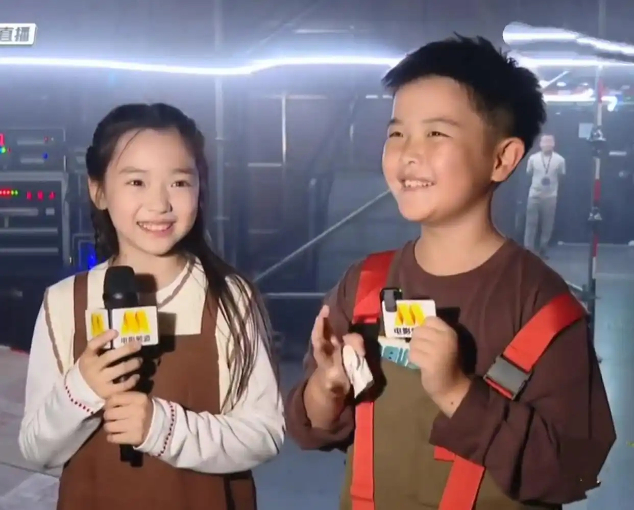 小酒窝国庆节现身前门大街，遇粉丝热情挥手，董璇未露面由姥姥陪同