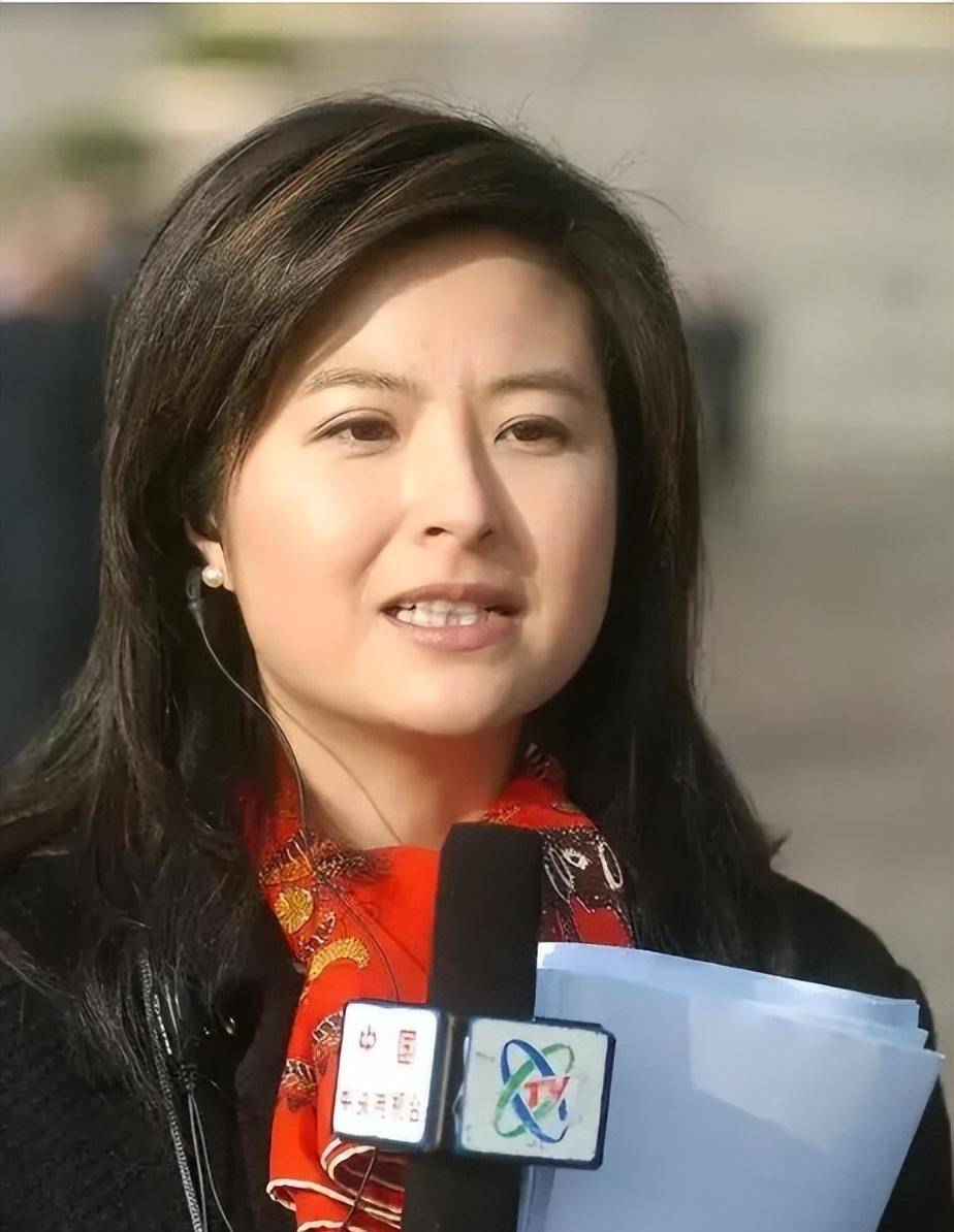 和李铁相守26年，离开央视后财富自由，定居上海，满头白发也坦然