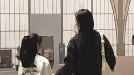 沈佳妮带女儿看展，女儿侧脸简直就是小版朱亚文，母女俩都好清瘦