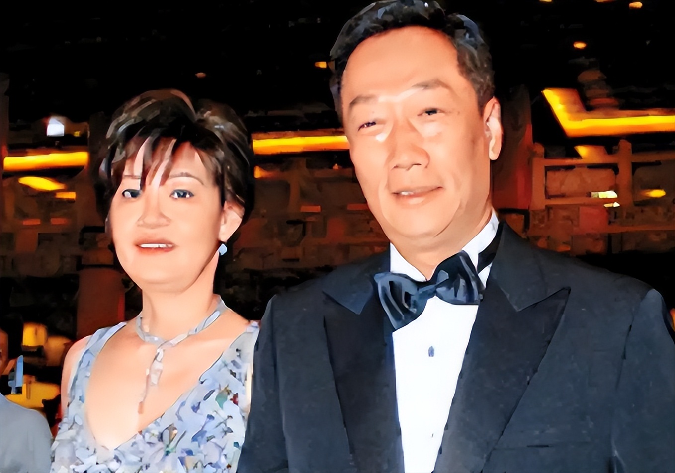 娶小24岁嫩妻住3亿豪宅，扬言给大陆“赏饭吃”，郭台铭现在咋样