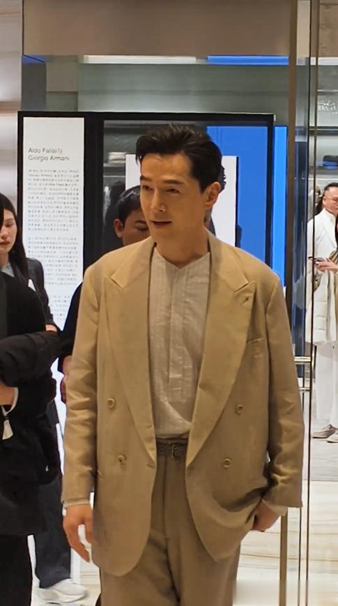 刘诗诗胡歌合体，一个年轻紧致，一个驼背像老大爷，站位过于生疏