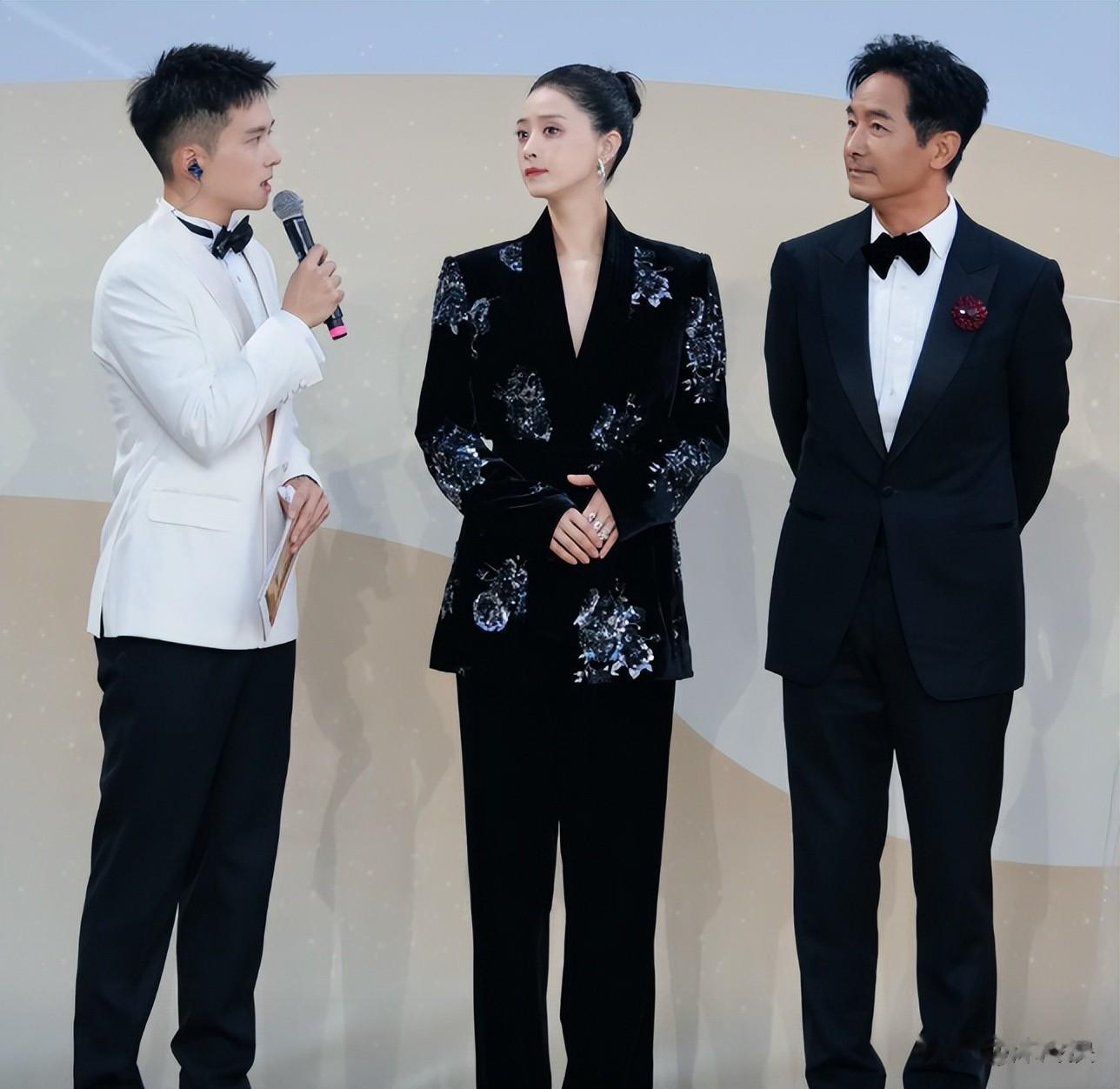 四川这晚成“见光死”现场:谭松韵瘦成排骨,佟丽娅丑到没眼看