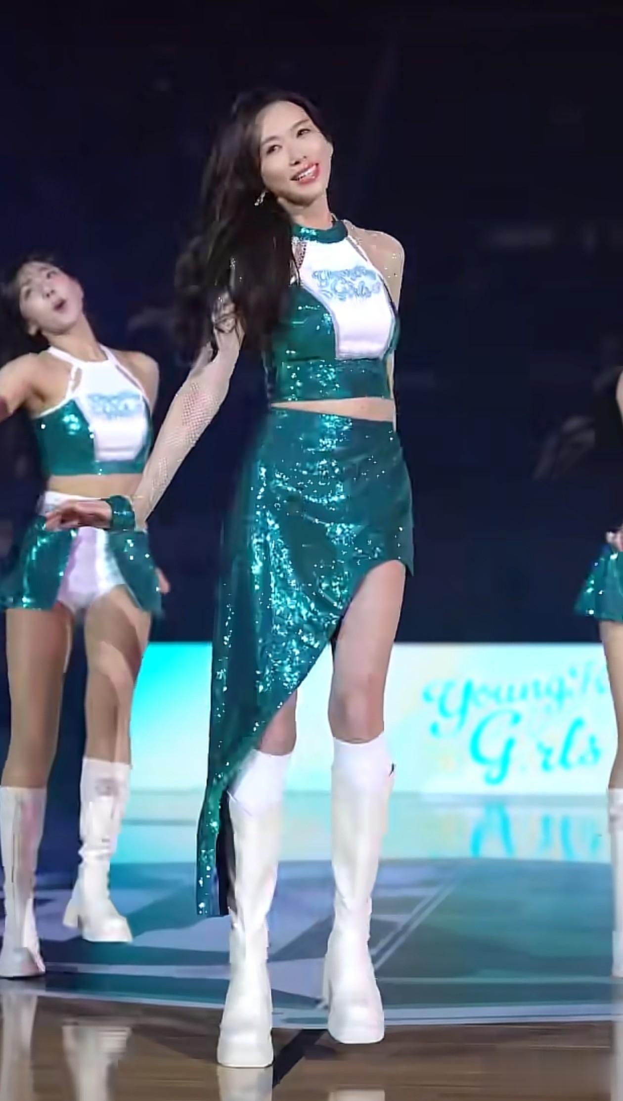 51岁林志玲穿拉拉队服跳舞！动作干净利落，腿又细又长，身材真好