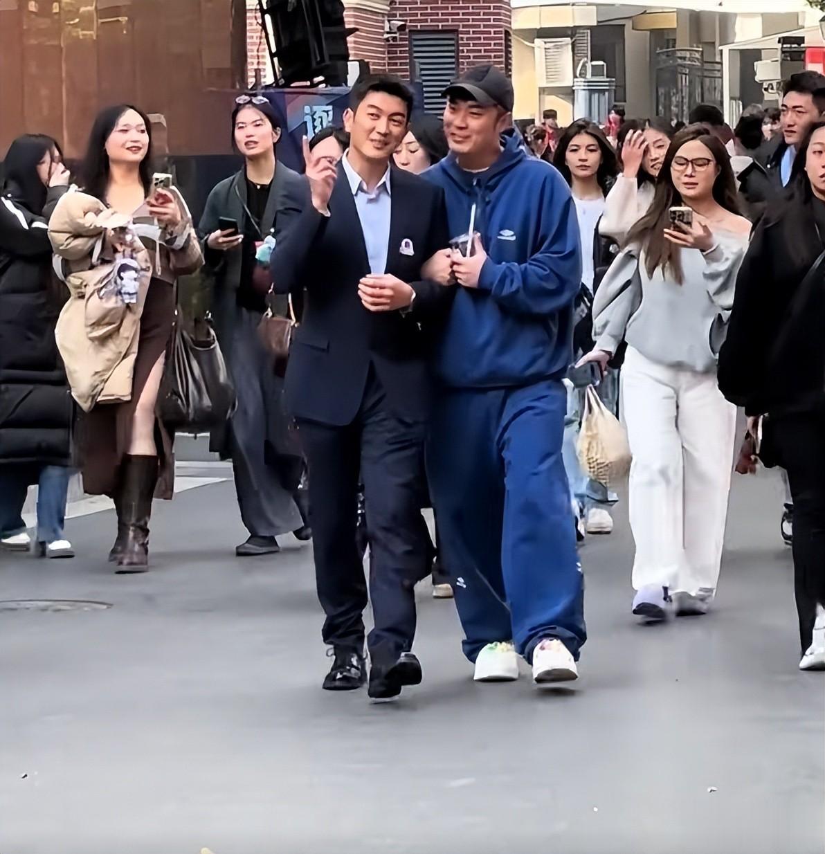 上戏80周年校庆，陈赫挽着杜江的胳膊走路，一脸娇羞，网友：好娘