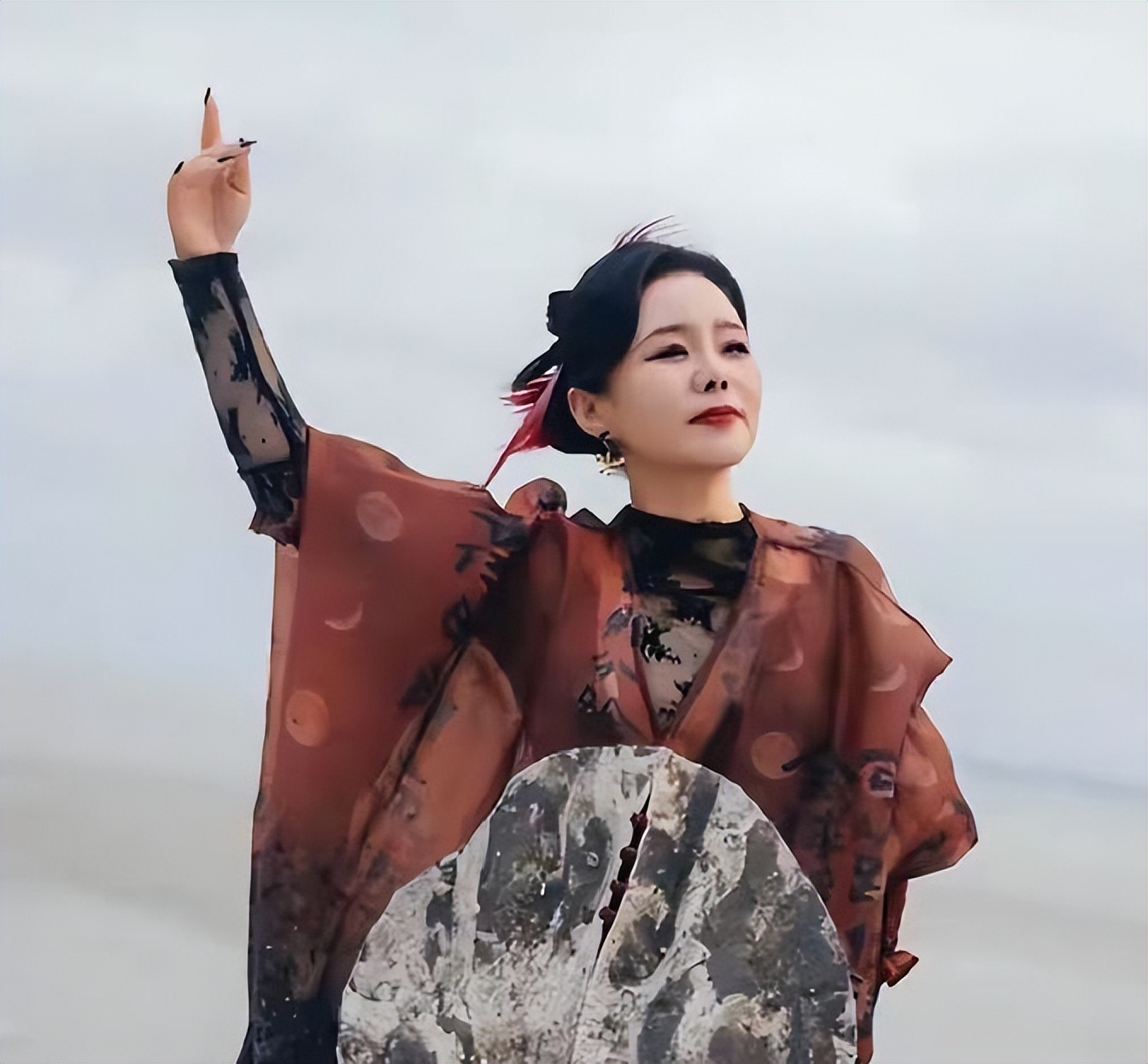 官宣离婚一年后，50岁的龚琳娜喜讯不断