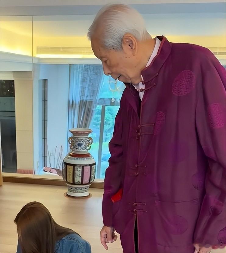 吴千语回施家老宅过年!写毛笔字讨施伯雄爷爷开心,施子清很精神