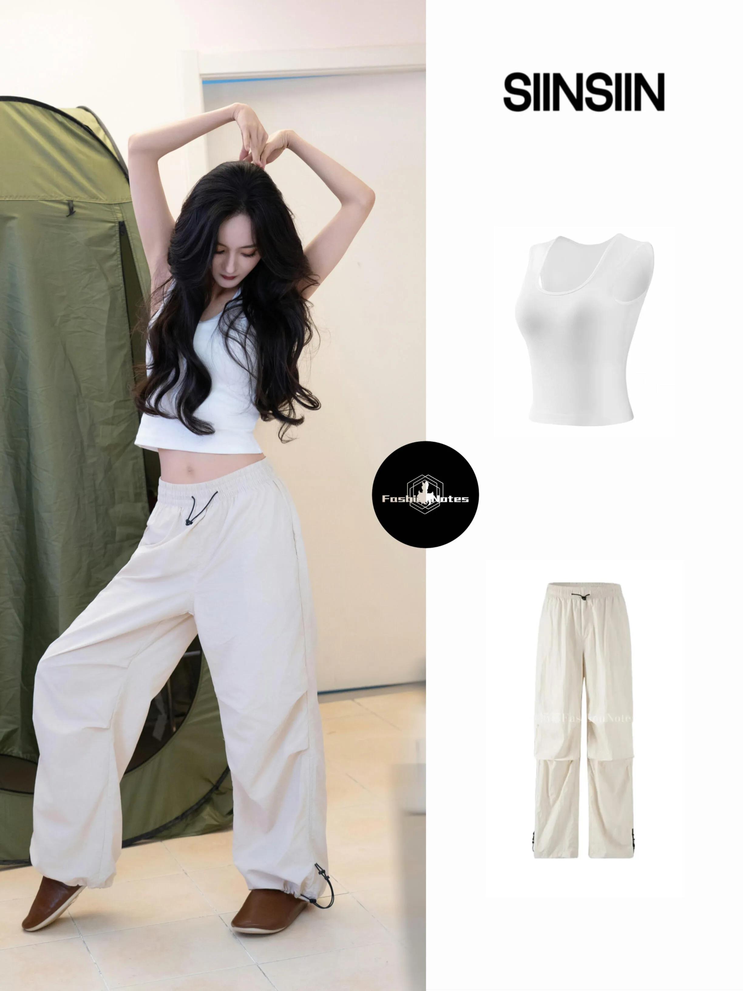 杨幂摆出S曲线坐泳池边，她扎了一头的小辫儿，她踮起脚尖比心美