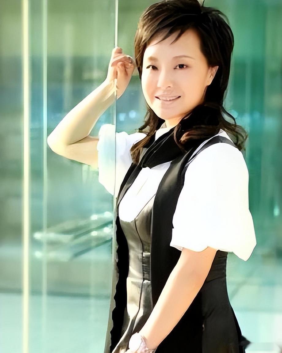 她是上海知名主持，稳坐东视20年首席，51岁退居幕后，女儿很像她