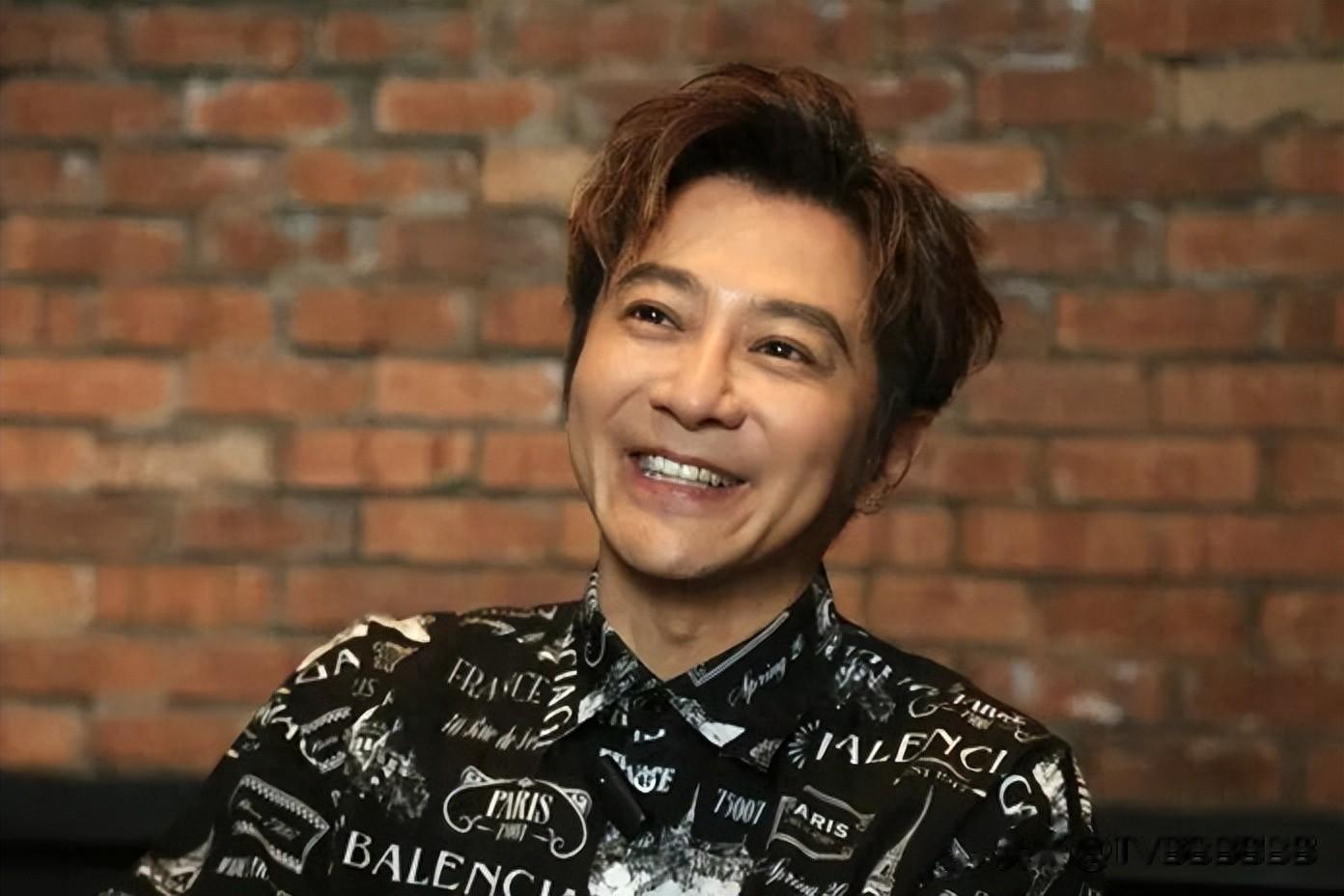 毫无预警入院手术！香港知名男星病容曝光，妻子愁眉苦脸全程陪伴