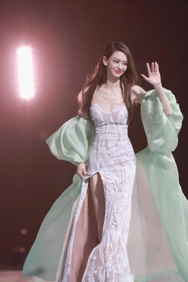 戚薇 | 白瓷般的大美人!