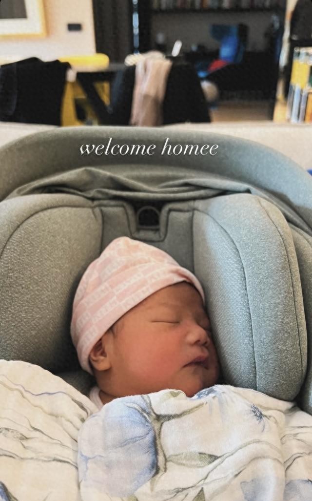 31岁港姐在上海平安生女,女儿样子像父亲好乖巧,母女已出院回家