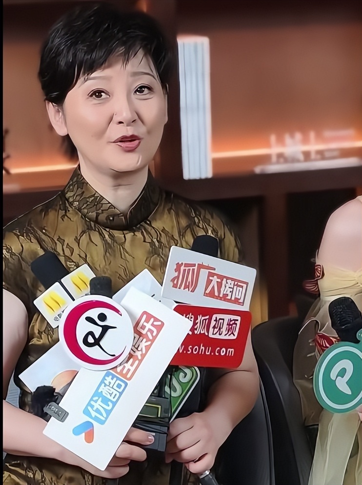 58岁徐帆近照美人迟暮!皮松肉垮老到不敢认,步履蹒跚像走不动路