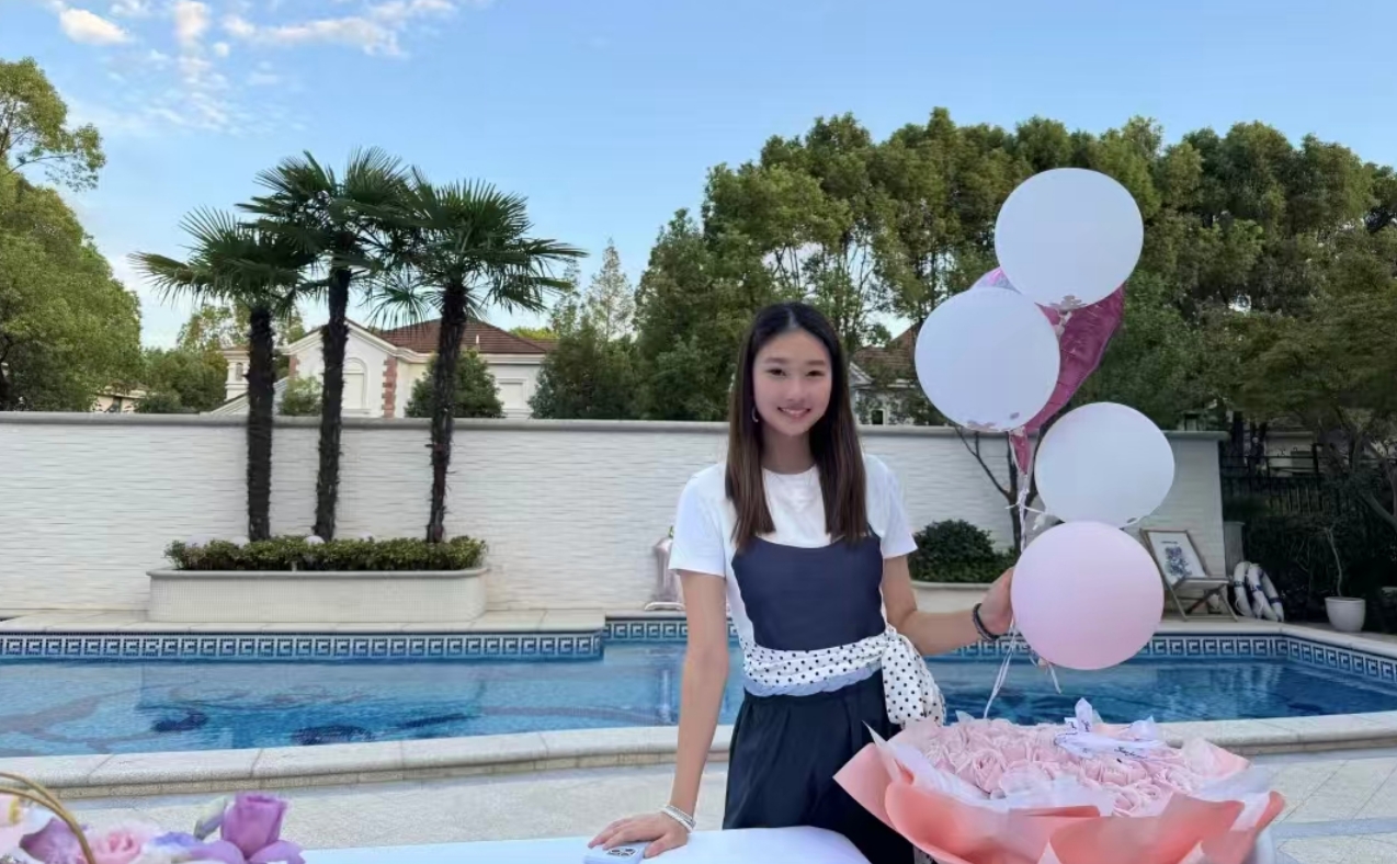 马伊琍陪俩女儿跨年，49岁素颜出镜美得稳定，爱马和妹妹颜值超高