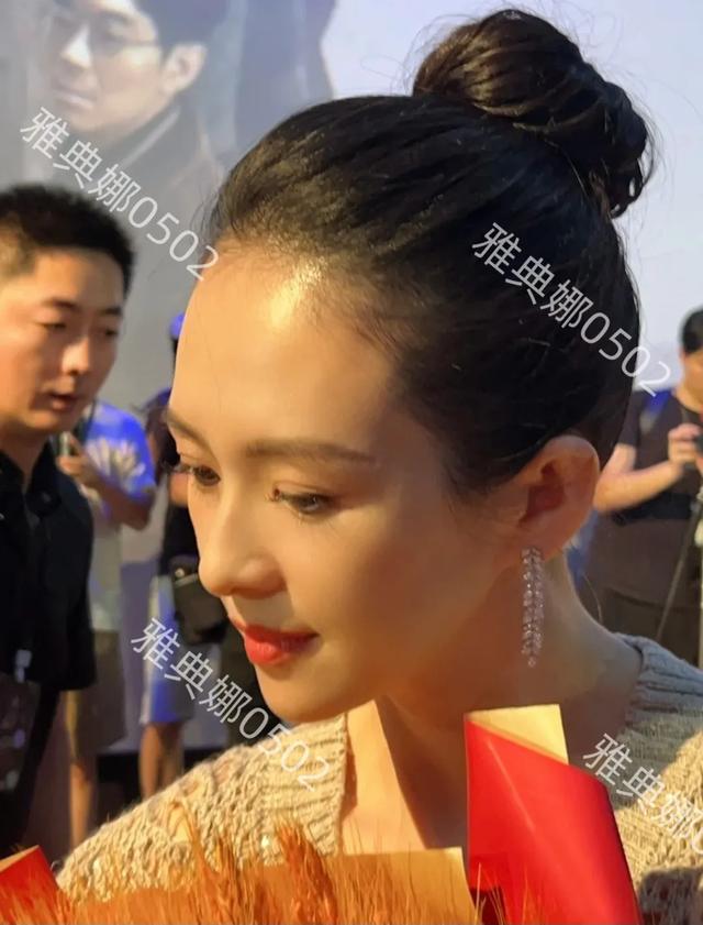 章子怡整张脸包括牙齿都没有一丝整的痕迹,纯天然美得很有生命力