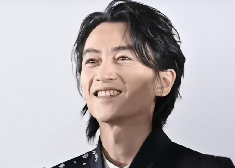 男人别太瘦！38岁陈晓现身活动，脸颊凹陷、眼纹密布不敢认！