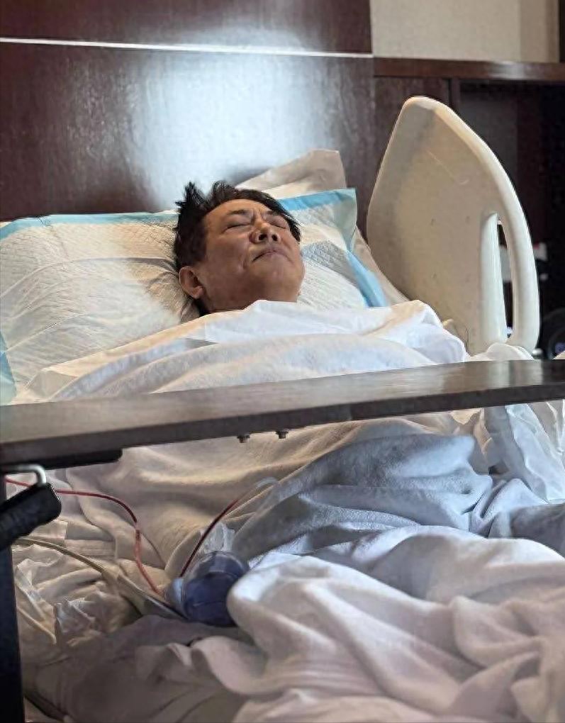 李连杰术后首露面，现身4S店提车，穿粗布衫走飞快，见人多秒垮脸