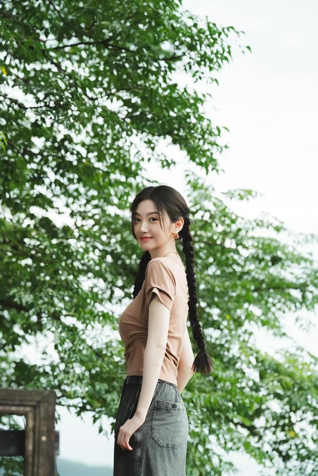 当景甜梳着两个大麻花辫，曾经的邻家妹妹又回来啦