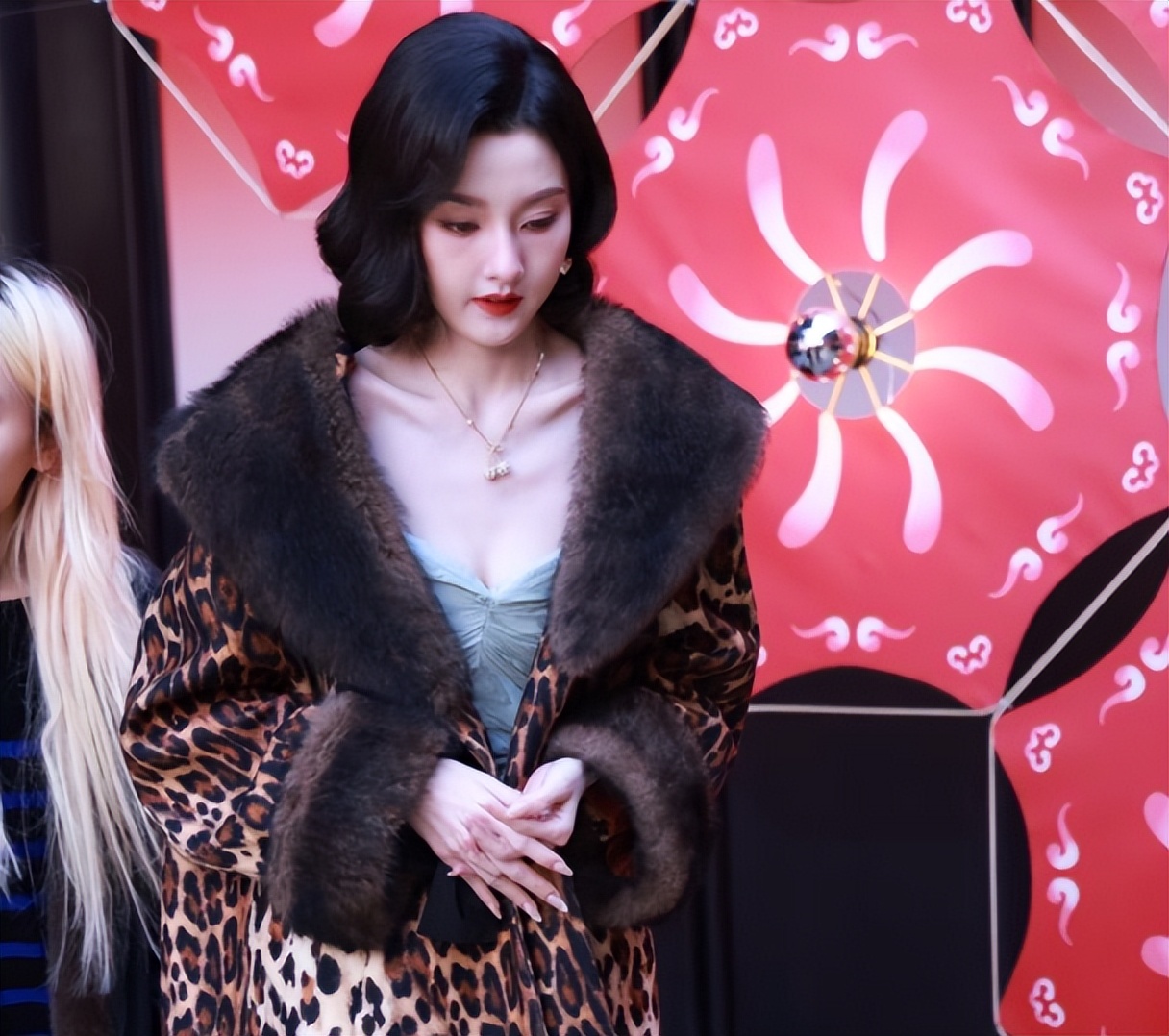 上海这一天：杨紫扛住了镜头，宋祖儿土出新花样，却被孙俪惊艳了