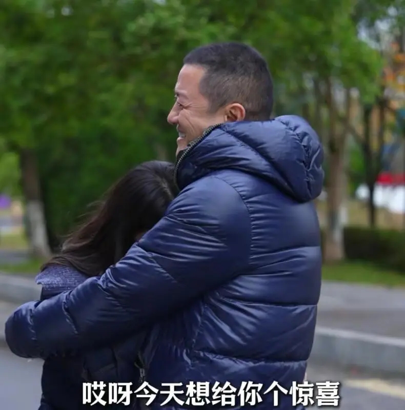 李亚鹏在四川见第四个女儿,身份公开:毕业于电子科大,相拥而泣