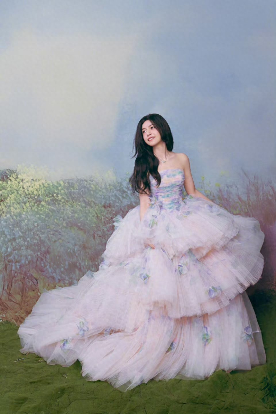 陈妍希裙摆翩翩起舞，笑容好甜