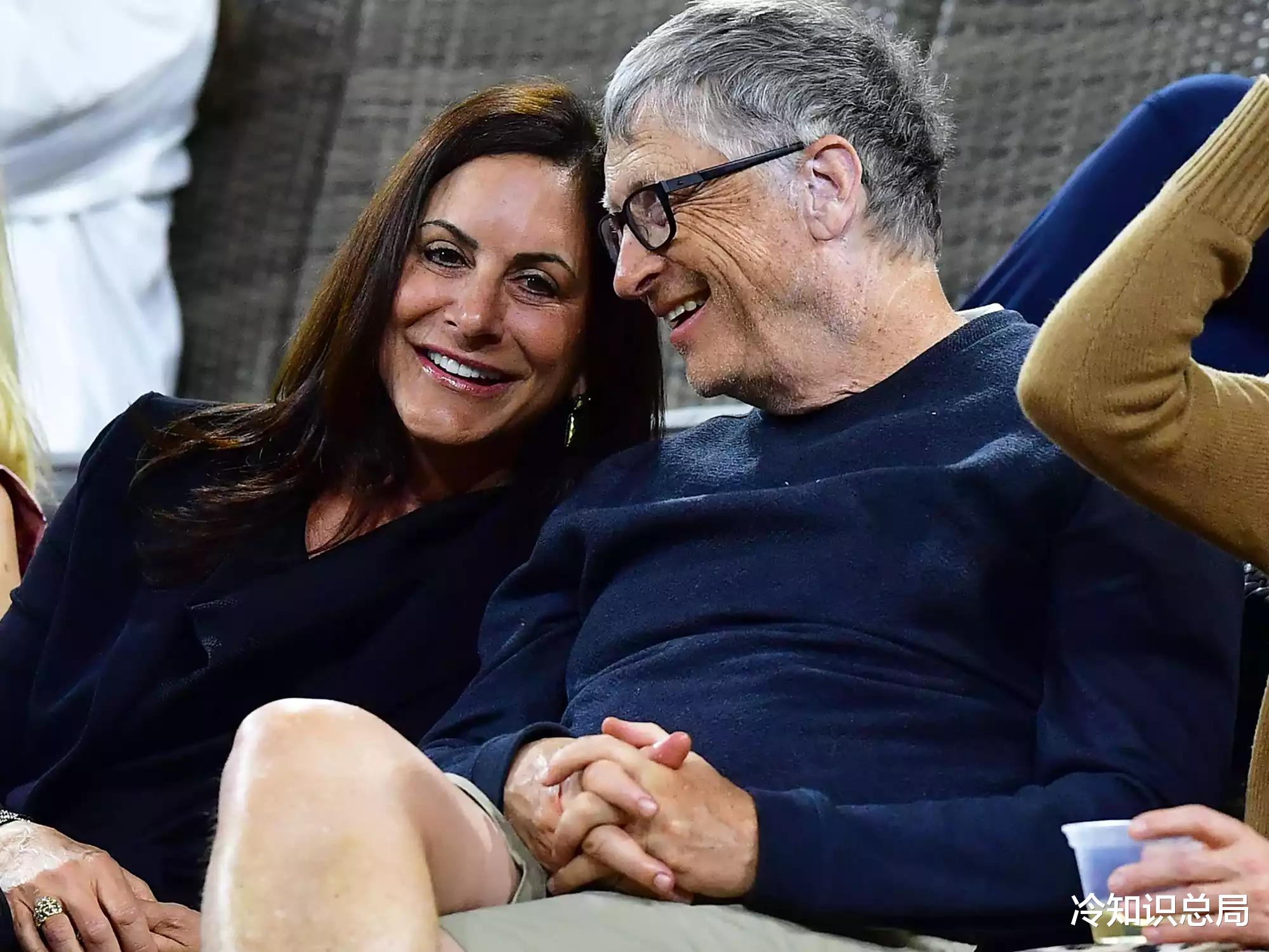 比尔盖茨前妻有新欢了，公开约会小12岁帅气男友，笑容很甜蜜