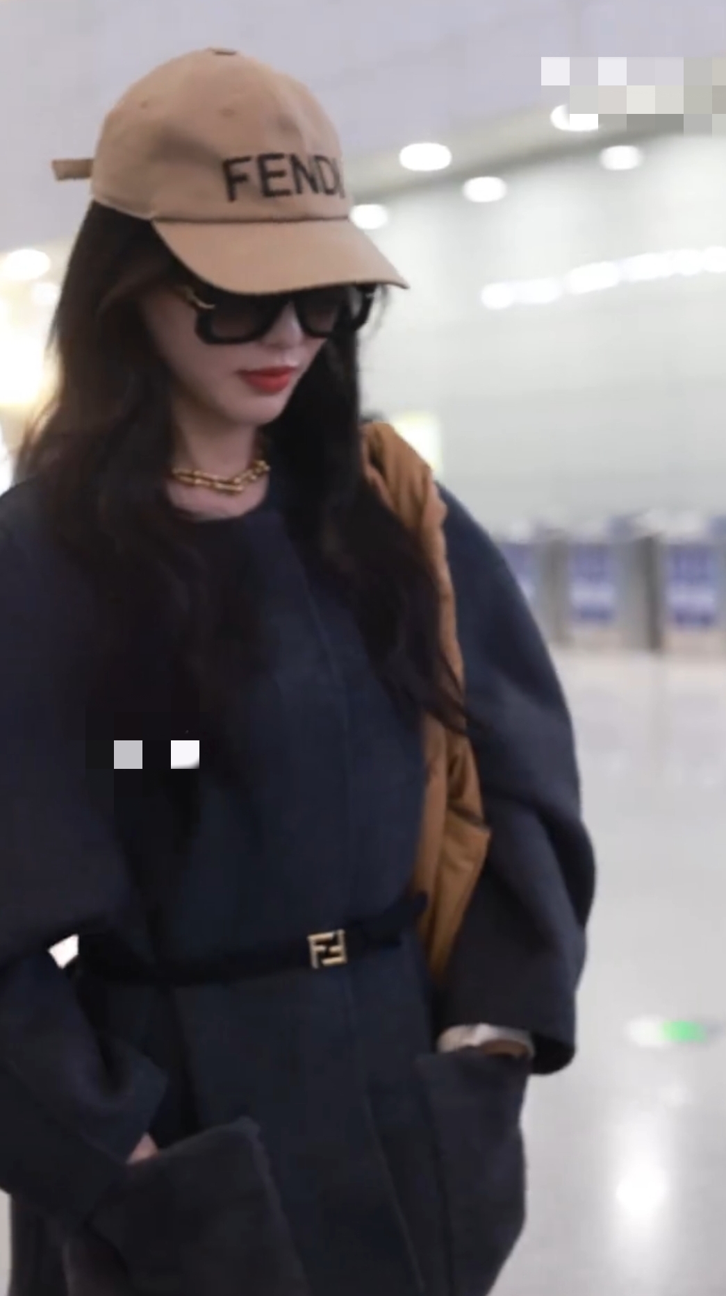 唐嫣出发米兰时装周,双手插兜走起酷飒风,抿嘴偷笑破防变可爱了