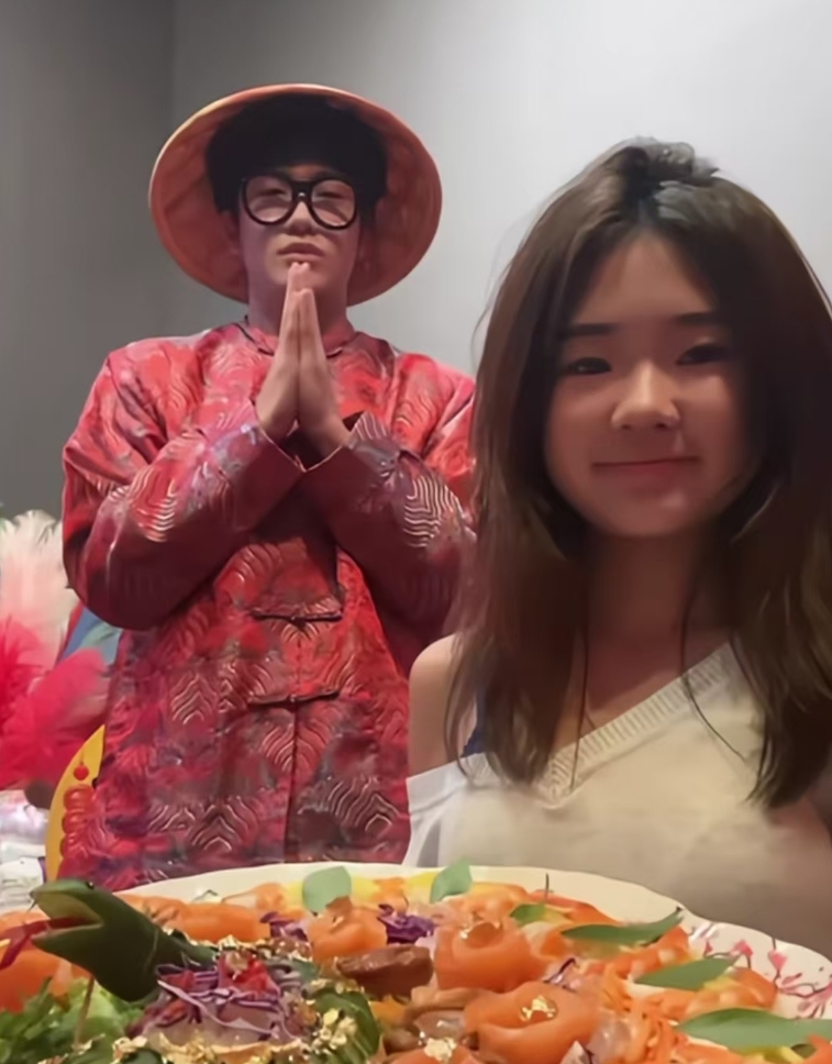 曹格前妻晒女儿近照,15岁Grace长成大美女,打扮成熟好漂亮