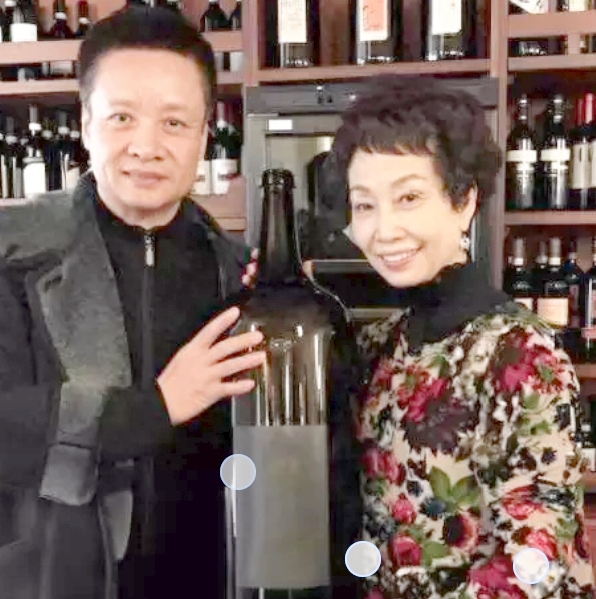 官媒亲自点名，阎维文真实处境暴露，背后有守护病妻 43 年的深情