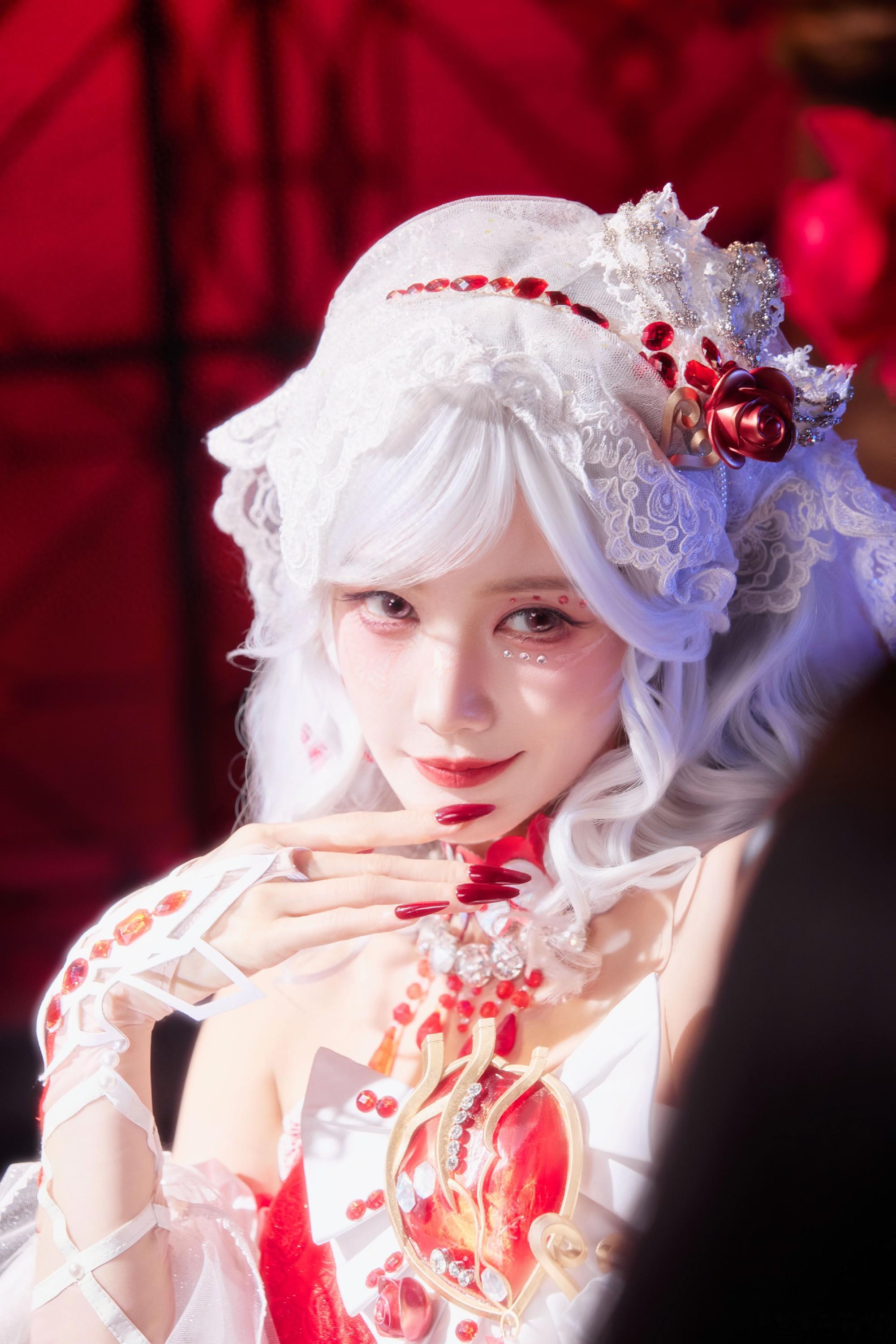 李一桐和平精英新cos，赤瞳白发化身狩猎者，冷艳与浪漫并存！