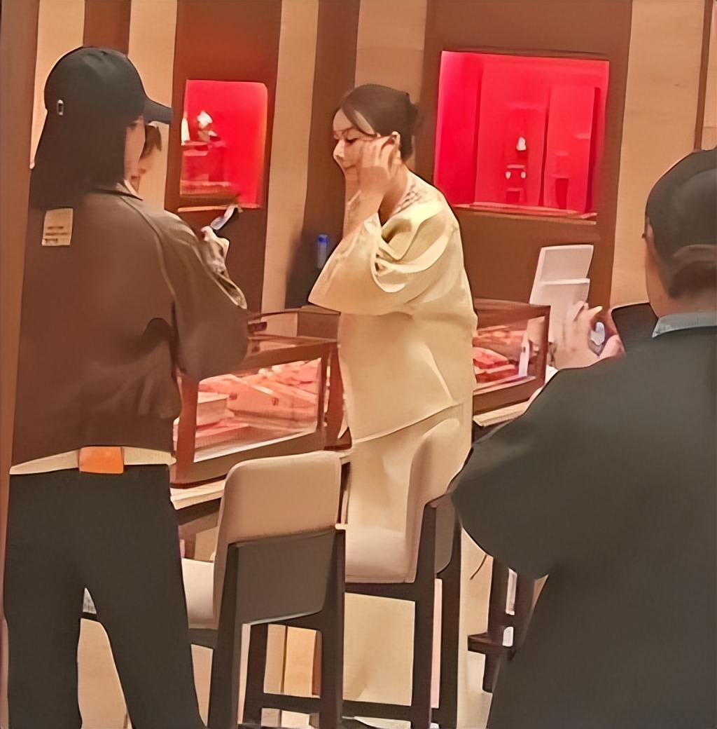 方媛上海购物被偶遇!生图个子矮小身形肥硕,溜肩驼背无名媛气质
