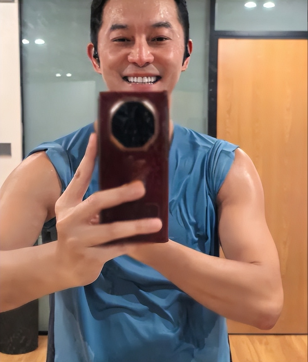 钱再多有什么用？年仅50岁就皮松肉垮的胡可，给所有女星提了个醒