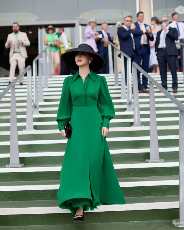 朱珠夫妇参加皇家赛马会出尽风头!2套穿搭被赞像上个世纪的贵妇