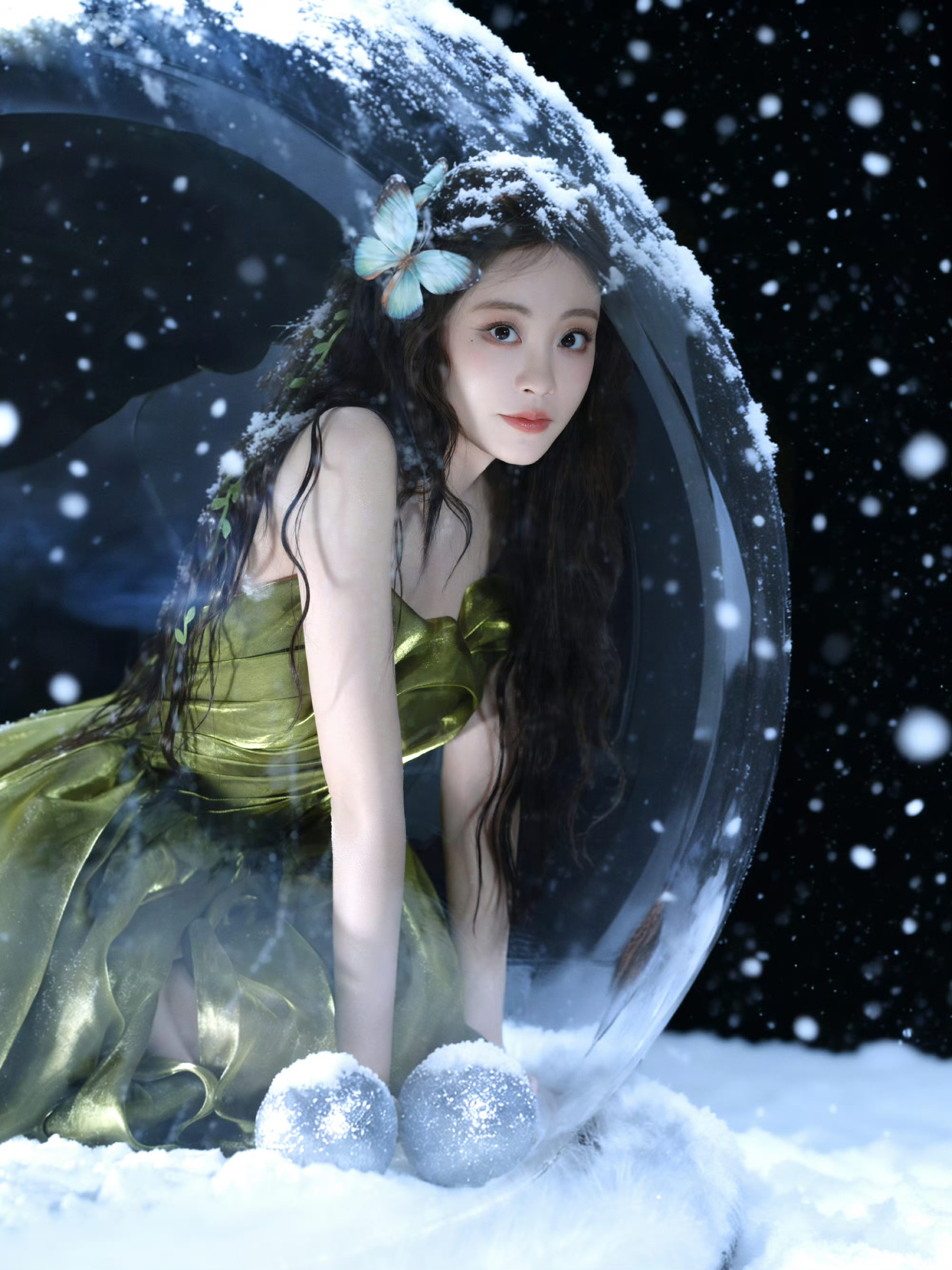 蝴蝶仙子祝绪丹，小蝴蝶斑比在水晶球里