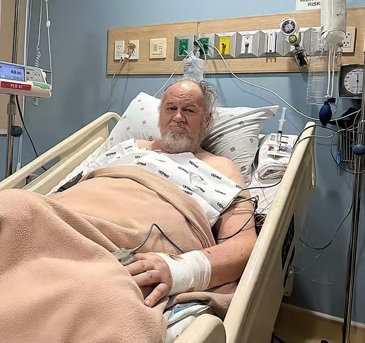 44岁的梅根使花招,借81岁老父亲生病之机,把大家都耍了