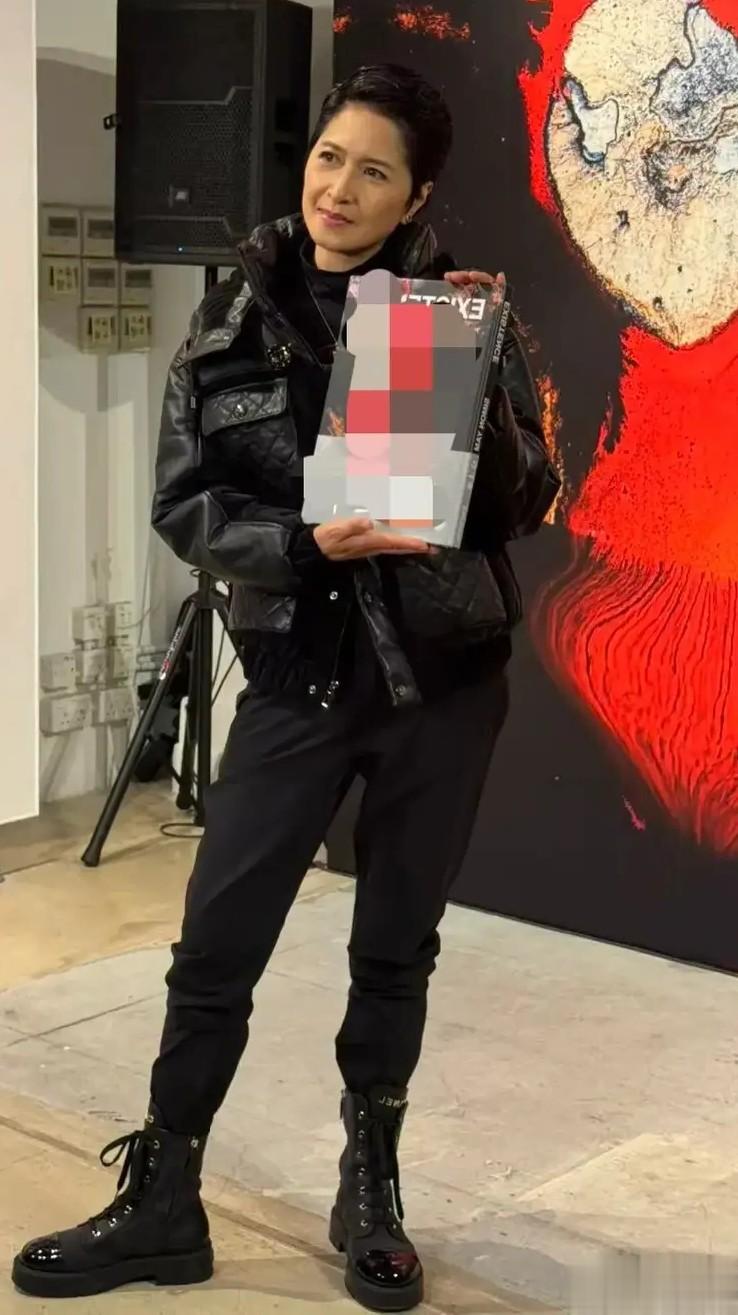 60岁邵美琪在香港中环，一头超短发清爽利索这么多年任然神气十足