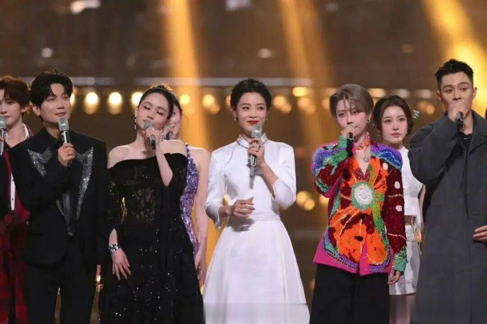 钟楚曦被骂上热搜！因抢C位引发争议的女星还有谁？