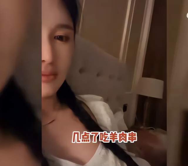 74岁张纪中游乐场训哭娇妻！背娃累瘫烈日下，网友：命硬也顶不住