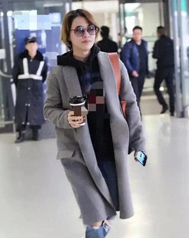 50岁梅婷剪短发大回春！穿灰色大衣+连帽卫衣+牛仔裤，没有大妈味