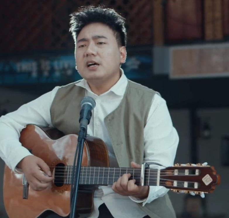 央视中秋晚会这夜,一舞台的专业歌手,却愣是没唱过两个跨界演员